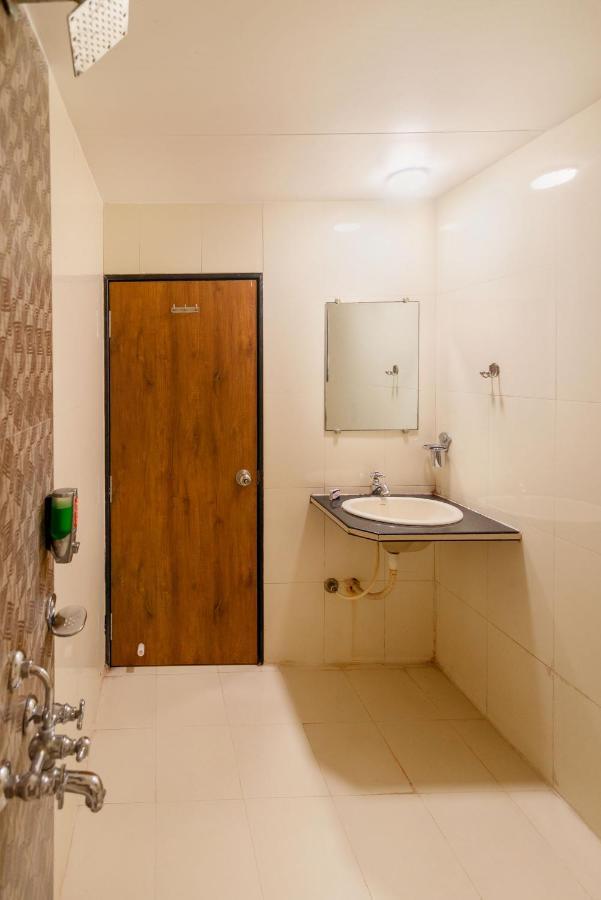 Hotel Sheetal Plaza Сурат Екстер'єр фото